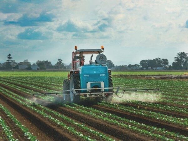 Fieldlink 3pl linkage sprayer on tractor with boom spraying field