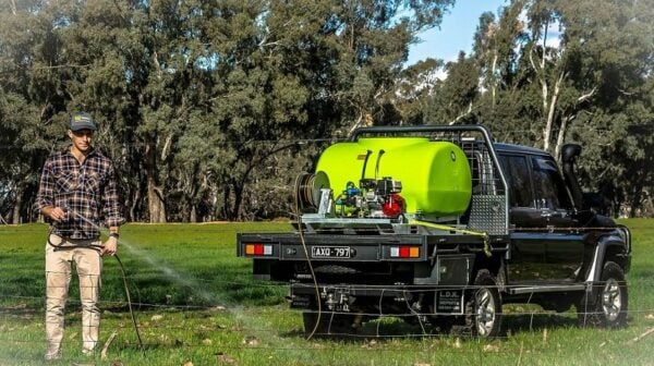 Top crop field sprayer
